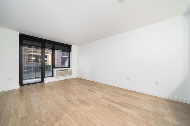 Building Photo - 160 1st St