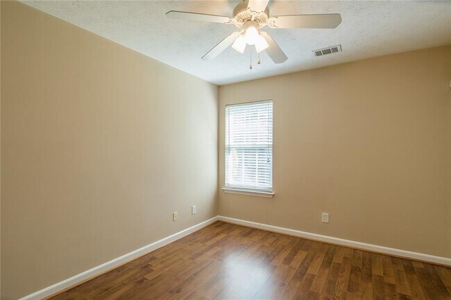 Building Photo - 2375 Lexington Ln