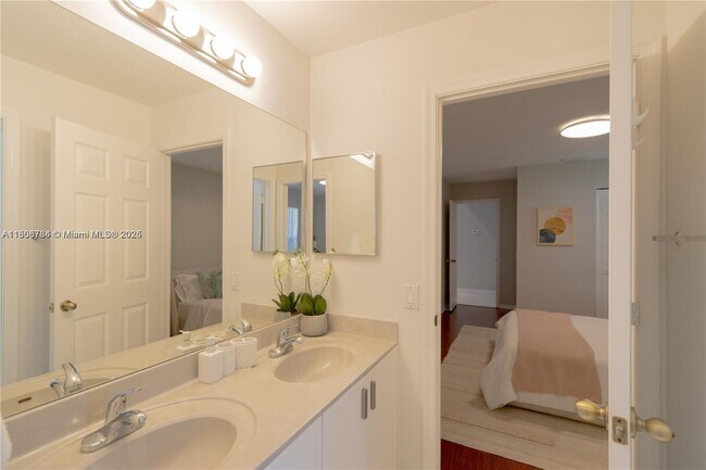 Building Photo - 2883 Oakbrook Dr