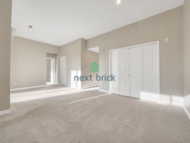 Building Photo - 5 Bed and 3.5 Bath Single-family Home is A...