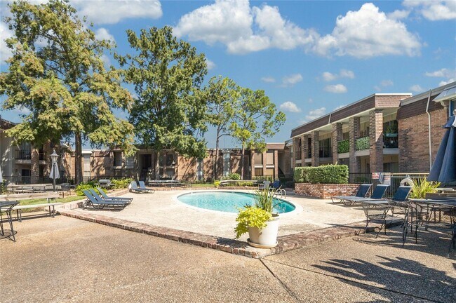 Building Photo - 7555 Katy Fwy