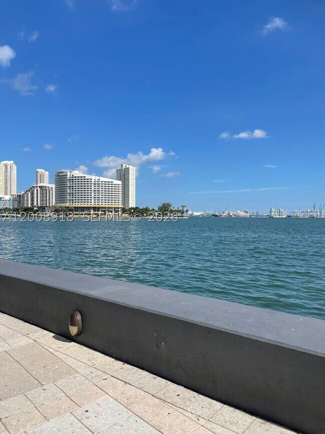 Building Photo - 1155 Brickell Bay Dr