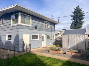 Building Photo - 1BD/1.5BA APT W/ GARAGE&YARD