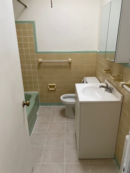 Bathroom 1 - 4844 Bingham St