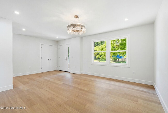 Building Photo - 19 Roslyn Dr