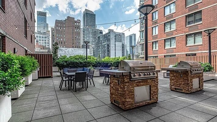 Building Photo - 448 W 37th St