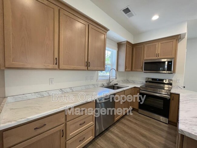 Building Photo - 266 E 6th Ave