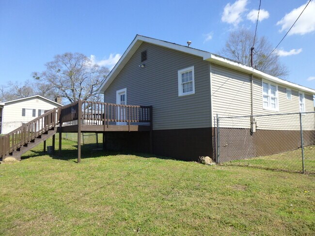 Building Photo - NOW AVAILABLE! RENT READY!! LET'S GET MOVING!