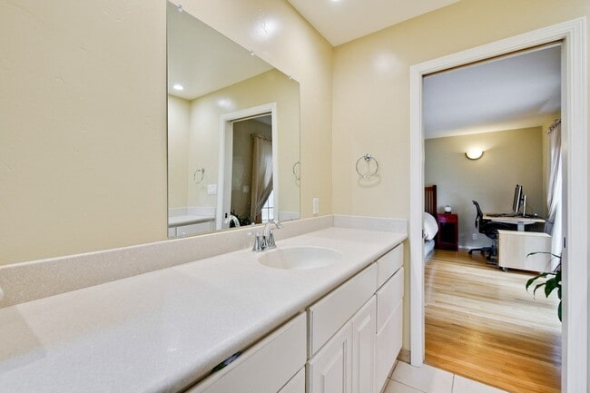 Building Photo - Amazing Midtown Home on a Quiet Cul-de-sac.