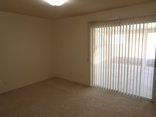 Building Photo - Cute and Clean 2 Bedroom Rosamond Home