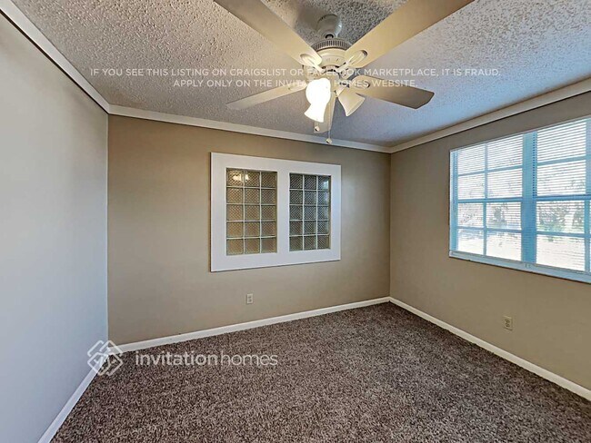 Building Photo - 16601 Vallely Dr