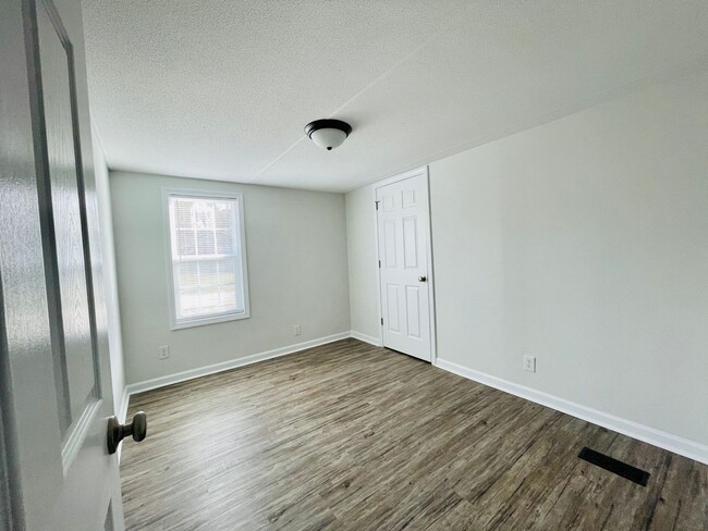 Building Photo - Completely remodeled 4 bedroom, 2 bath man...