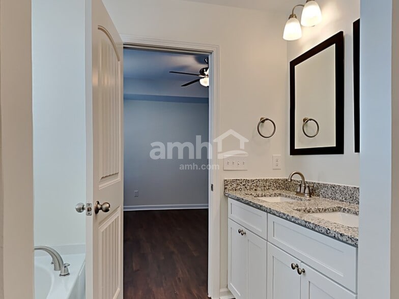 Building Photo - 351 Shady Glen