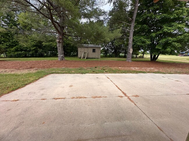 Building Photo - 2 Bedroom One Story Home on Over an Acre Lot