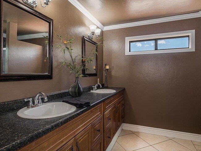 Building Photo - Spacious 4-Bed, 2-Bath Home with 2,034 Sq Ft of Comfort!"