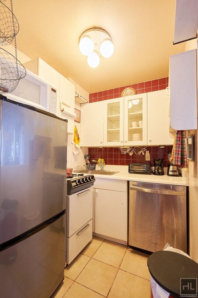 Building Photo - 85-88 8th Ave