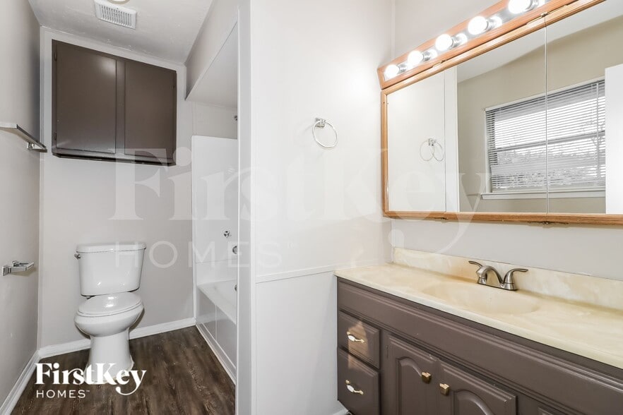 Building Photo - 15310 Meadow Village Dr