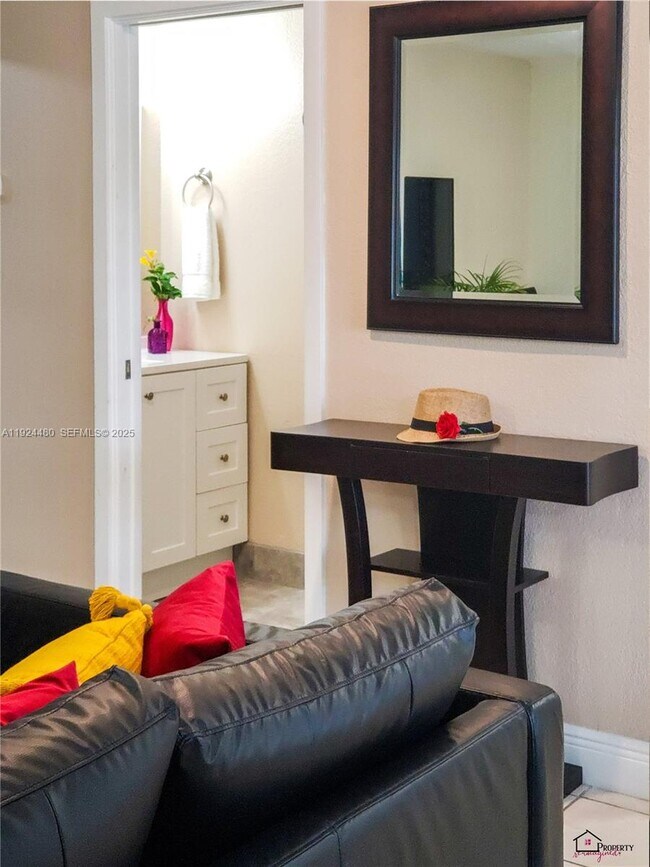 Building Photo - 985 SW 10th St