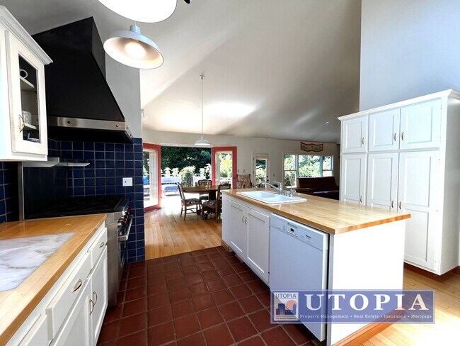 Building Photo - Beautiful, custom finished home in Aptos, ...