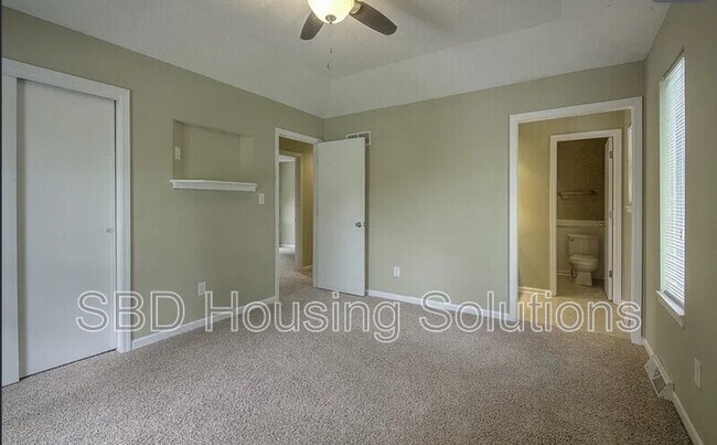 Building Photo - 512 NE Weathervane St