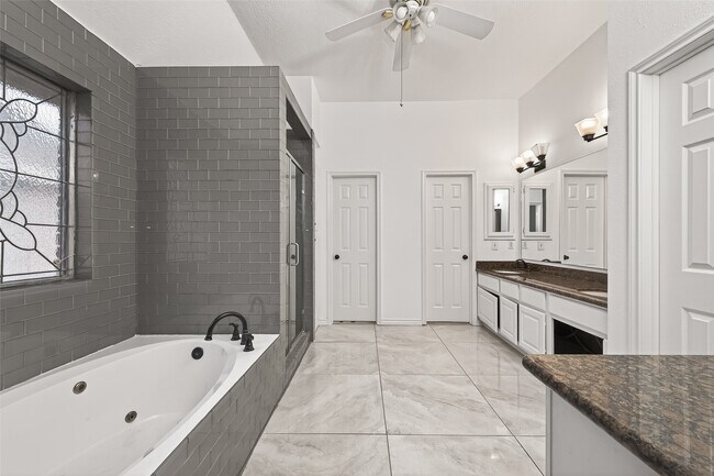 Building Photo - 2627 Double Lake Dr