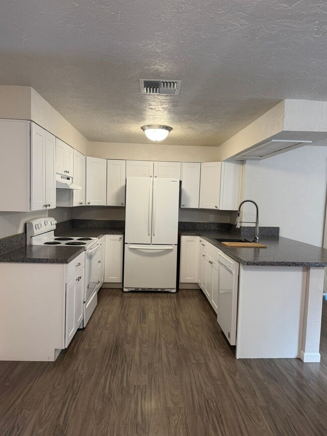 Building Photo - Great 3-Bedroom, 2-Bath Ranch Style Home w...