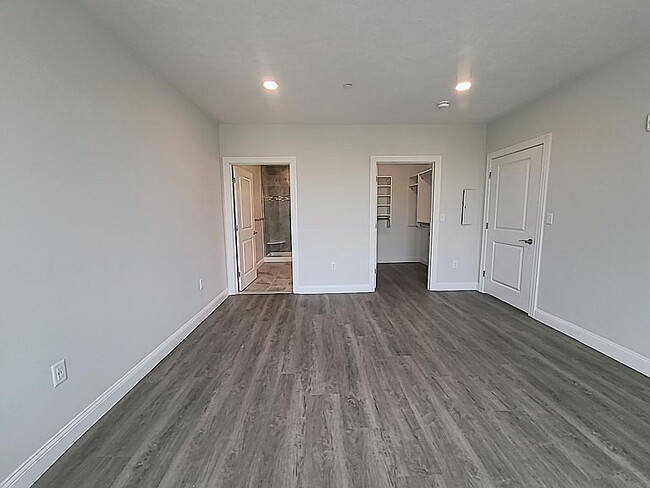 Building Photo - "Spacious 2-Bed, 2-Bath Gem in Medford - 1480 Sq Ft of Comfort Awaits!"
