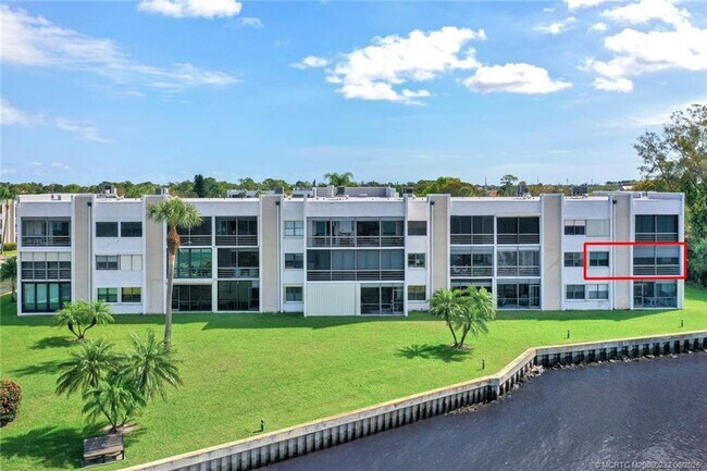 Building Photo - 1950 SW Palm City Rd