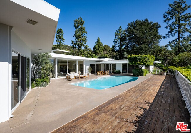 Building Photo - 1121 Loma Vista Dr