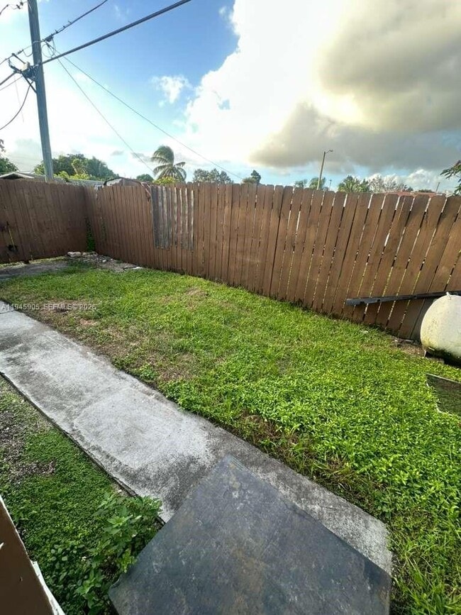 Building Photo - 6321 Pembroke Rd