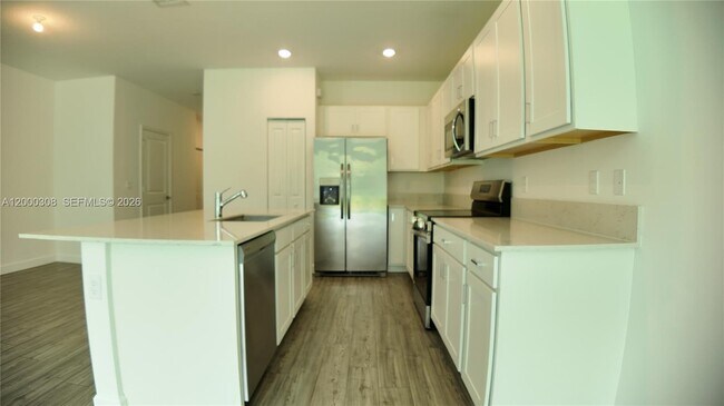 Building Photo - 4612 Hollister Ave