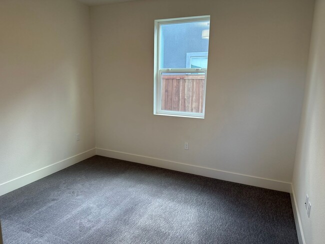 Building Photo - Beautiful 4 Bedroom / 3 Bath River Islands...