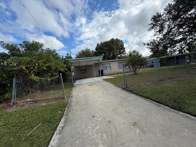 Building Photo - Spacious 4BR Home in Orlando – Move-In Ready with Parking & Great Location!