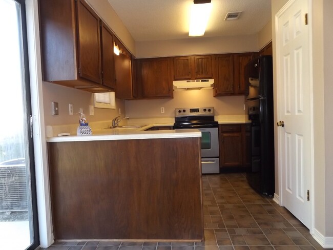 Building Photo - Spacious 2/1.5 Duplex in Bellview with Gar...