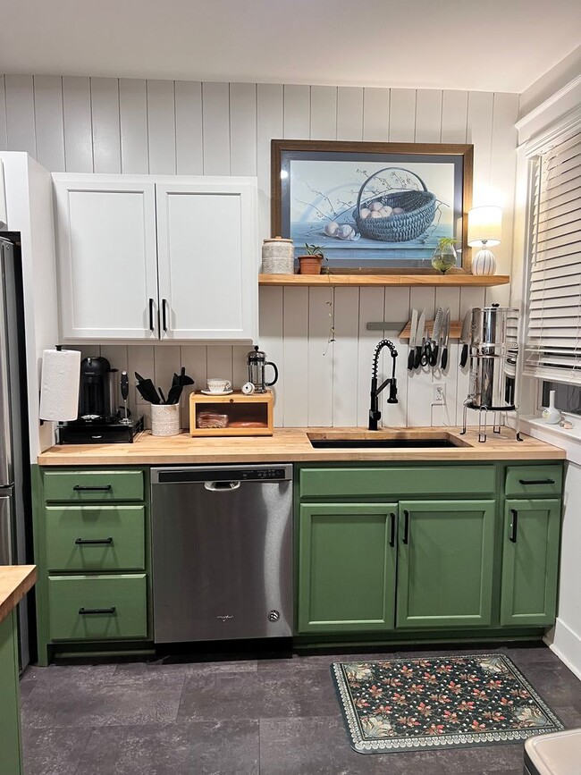 Building Photo - Charming Reynolds Ave Rental – Spacious Yard, Stylish Kitchen, Great Location