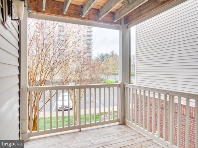 Outdoor Space - 11710 Olde English Dr