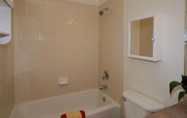 Building Photo - 2436 Syracuse St