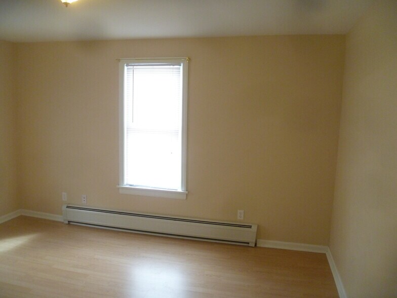 Building Photo - 302 Silver St