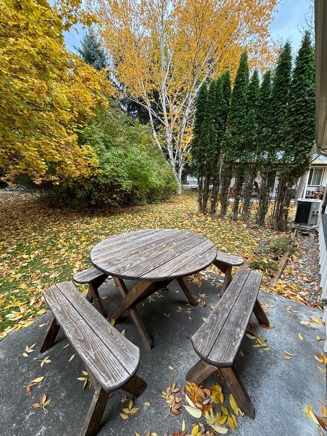 Building Photo - Spacious 4BR, 2.5BA home on 1.3 acres in Orchard Homes