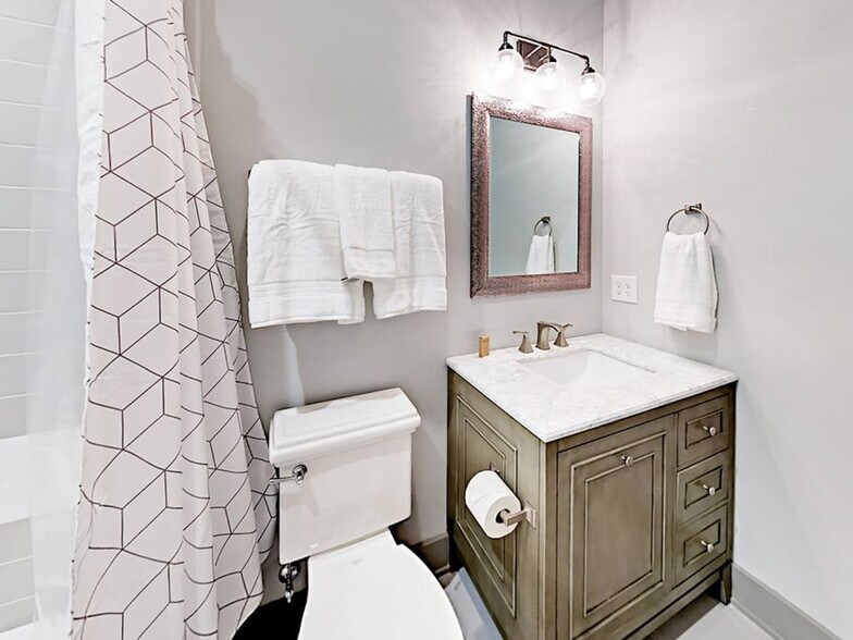 Building Photo - 2125 8th Ave S