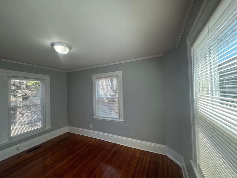 Building Photo - 516R Somerville Ave