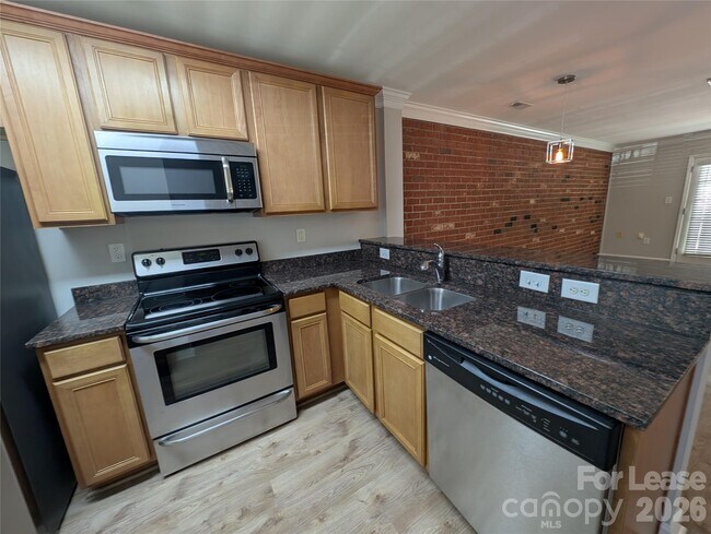 Building Photo - 1215 Green Oaks Ln