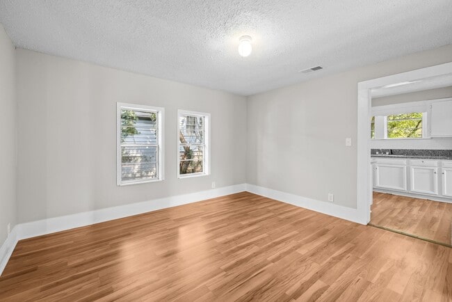 Building Photo - Newly Renovated 3 Bedroom 2 Bathroom Home