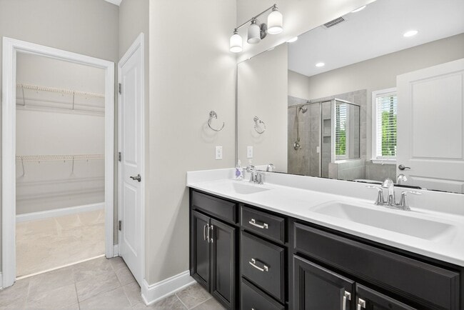 Building Photo - “5-Bedroom Home with Bonus Room & Resort-S...