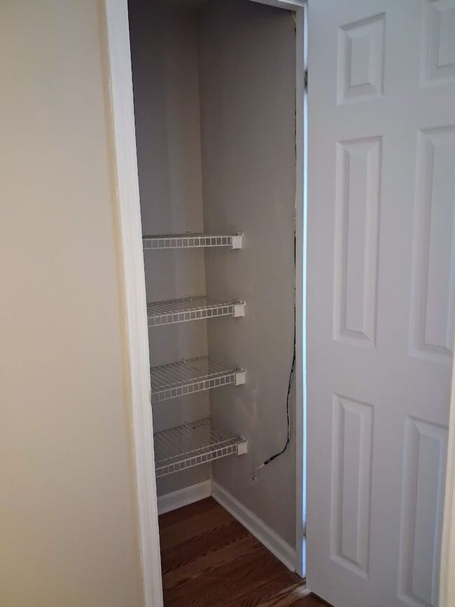 Building Photo - Fantastic deal on a great location!  This studio/1bath is available for EARLY MOVE IN at $1000/month