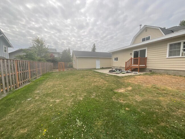Building Photo - 3 Bed, 2 Bath Home with 2- Car Garage/Shop...