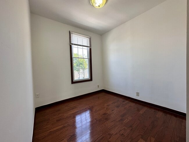 Building Photo - 125 Zabriskie St