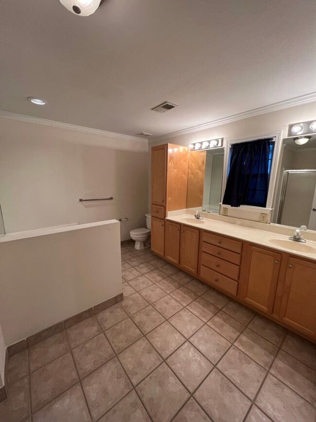 Building Photo - Townhome For Rent In Vestavia Hills!!! Ava...