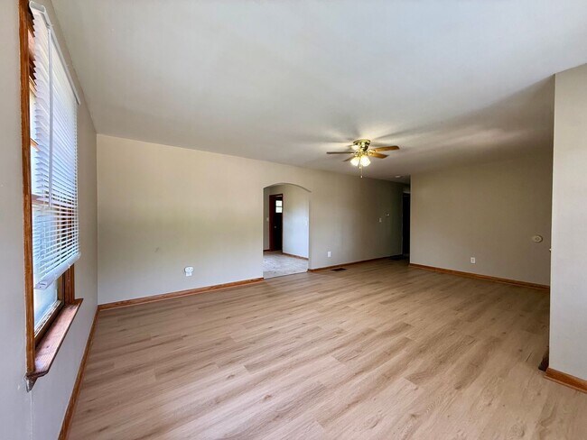 Building Photo - 208 S Oak St