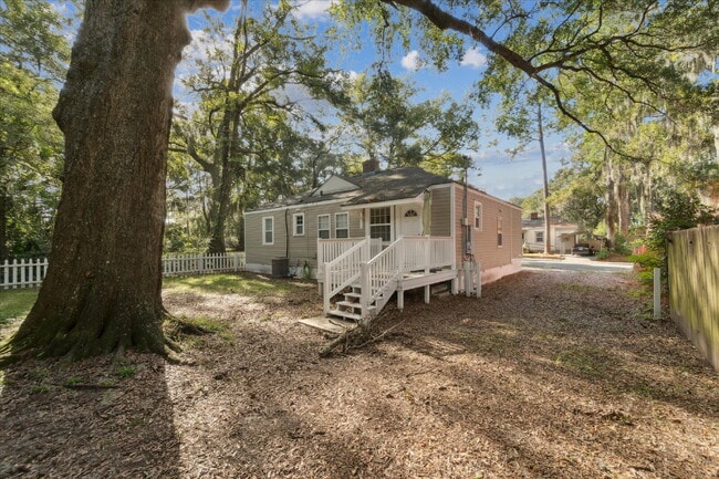 Building Photo - Charming Midtown Home – Updated and Move-I...